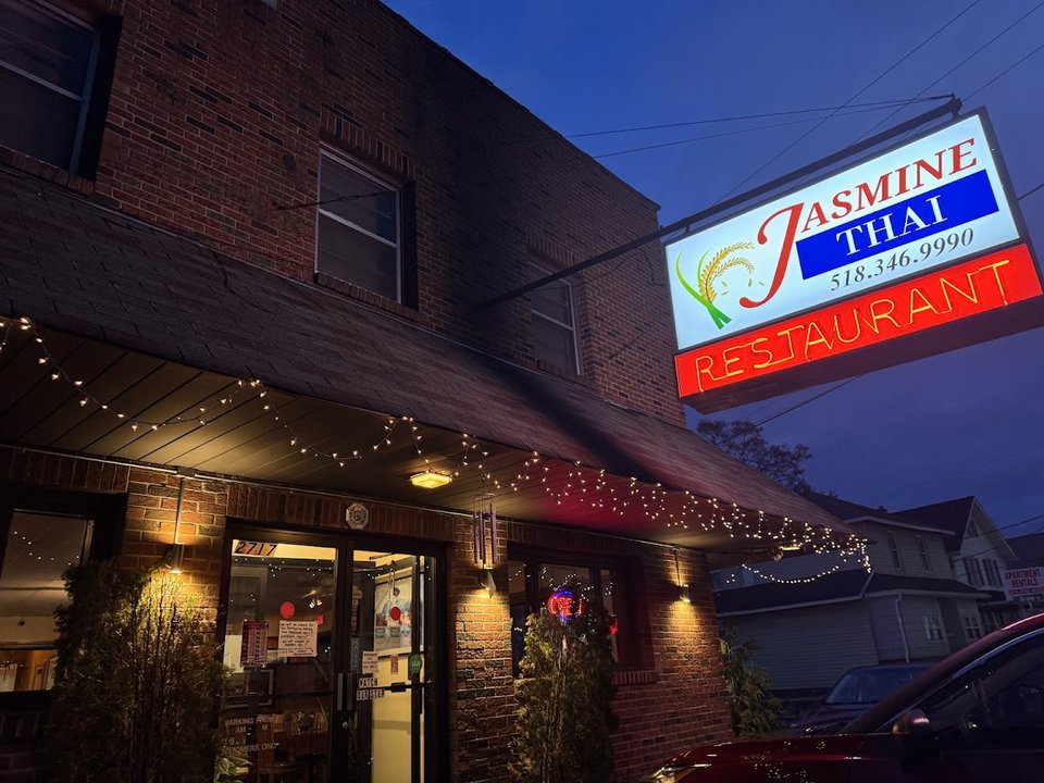 Front view of a Thai restaurant on Broadway.